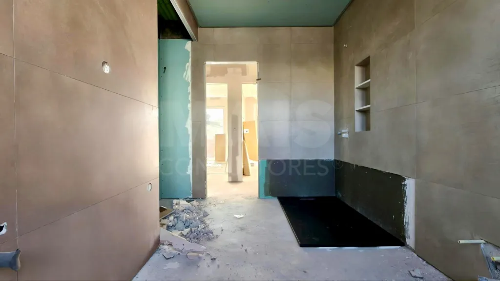 Moradia Térrea T4 com Suite Master, Piscina de Água Salgada, Garagem e Acabamentos Premium !