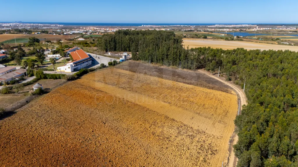 Parcela de terreno rústico de 2.350m2 em Atouguia da Baleia