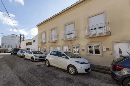 Apartamento T1 com Quintal Privativo no Centro de Ferrel