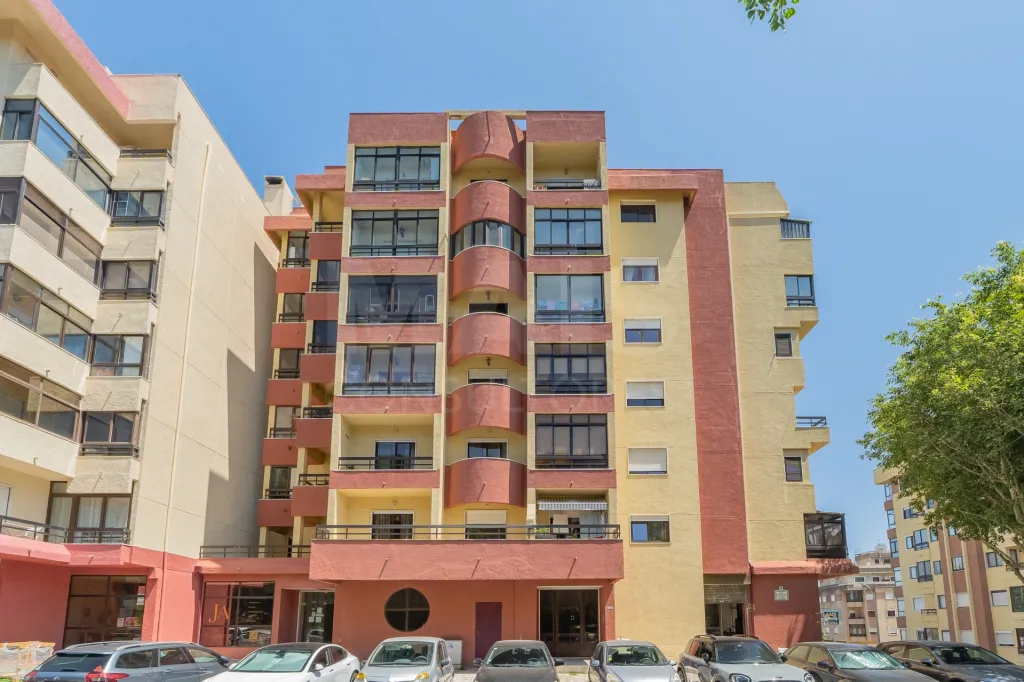 T2 com excelentes áreas, duas casas de banho e varandas em todas as divisões | Casal da Mira – Amadora