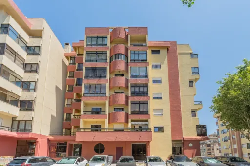 T2 com excelentes áreas, duas casas de banho e varandas em todas as divisões | Casal da Mira – Amadora