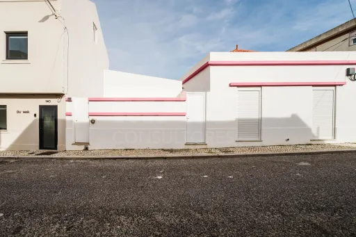 Moradia T2+1 única no coração histórico de Peniche — venha conhecê-la ao vivo