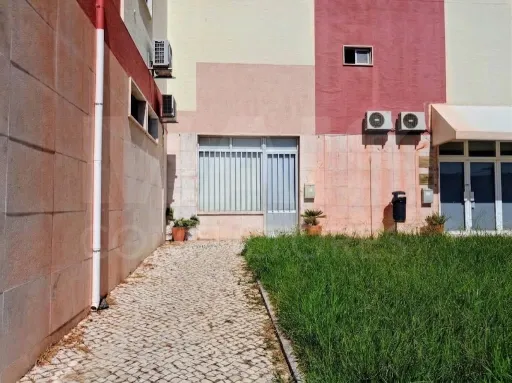 Store in Fanqueiros, Loures