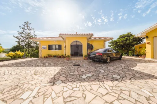 Propriedade única, a apenas 2 km de Alcobaça, com mais de 30.000 m² de terreno