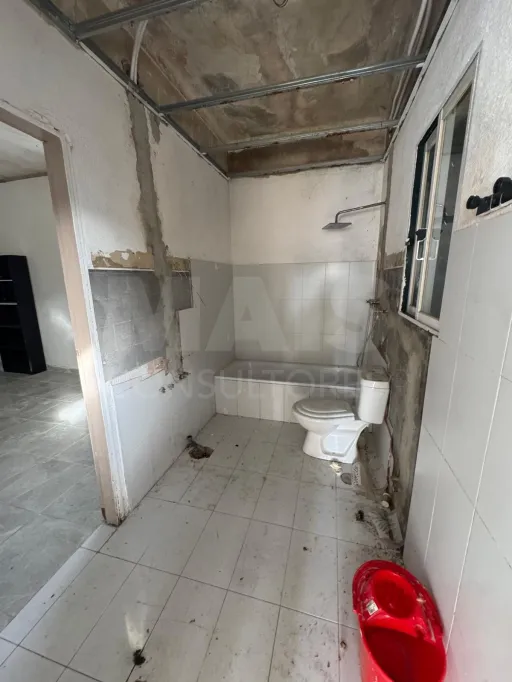 Oportunidade em Calhandriz: Moradia T2 Semi-Remodelada com Opção Chave na Mão