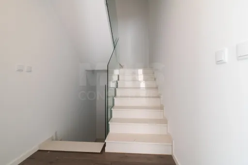 Moradia Geminada T4 + 1 com Piscina Famões