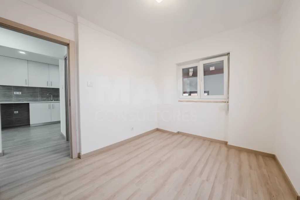 Moradia T3 com comércio e terraço no Coto