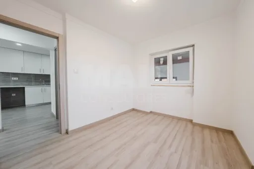Moradia T3 com comércio e terraço no Coto