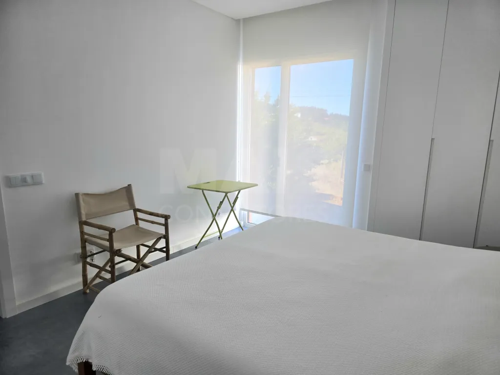 Moradia T4 térrea contemporânea com anexo T2 independente | Lote com 10.400 m² | Alvorninha