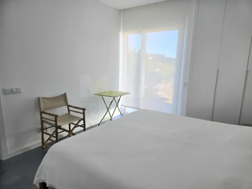 Moradia T4 térrea contemporânea com anexo T2 independente | Lote com 10.400 m² | Alvorninha