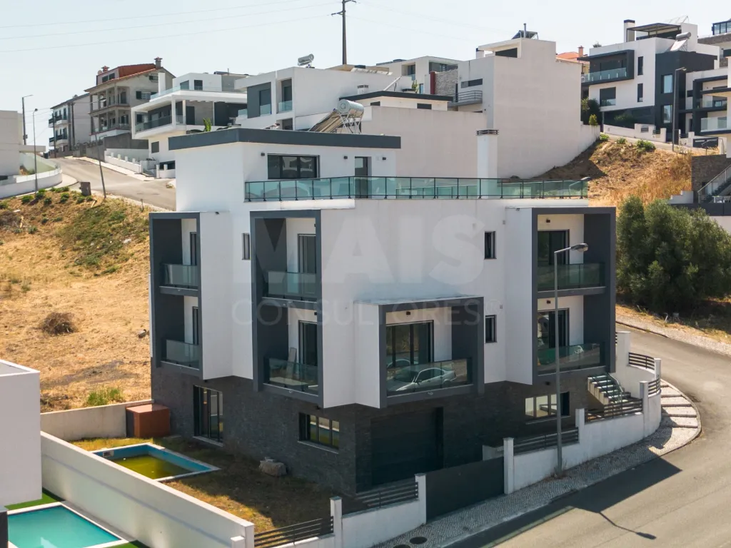 House 5 Bedrooms + 3 Bath with Pool | Garden | Box for 4 Cars in Famões