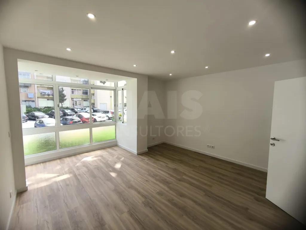 Refurbished 3-bedroom apartment with en-suite next to Reboleira metro