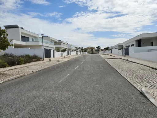 Lote Terreno com projeto aprovado para moradia T3 com Piscina