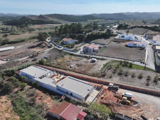 Moradia Térrea T4 com Suite Master, Piscina de Água Salgada, Garagem e Acabamentos Premium !