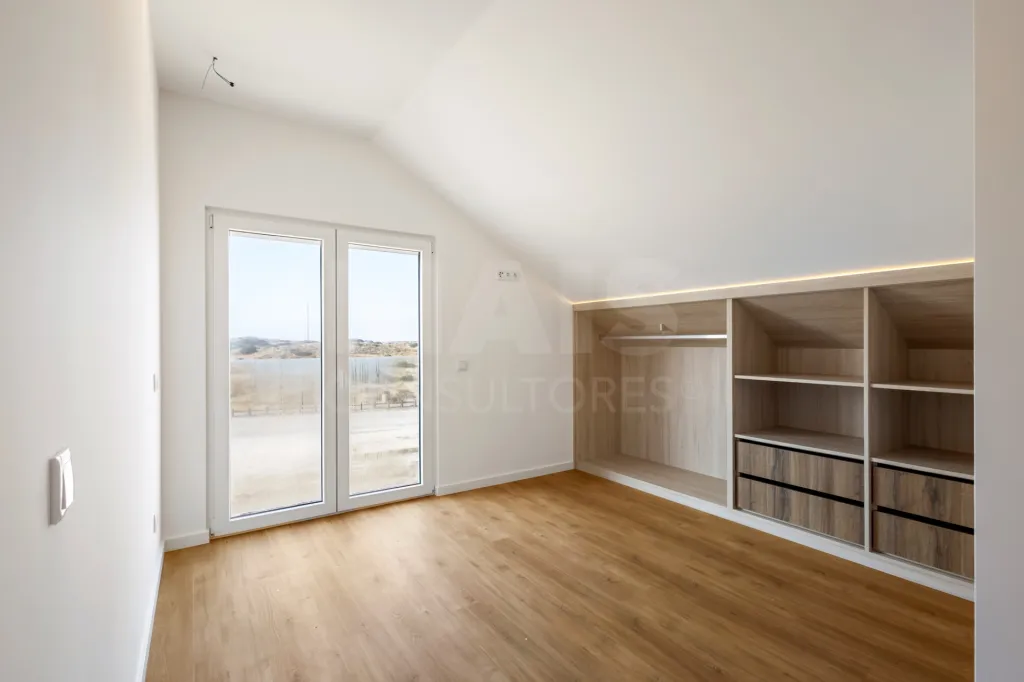 Moradia T2 com quintal e vista mar junto aos Supertubos