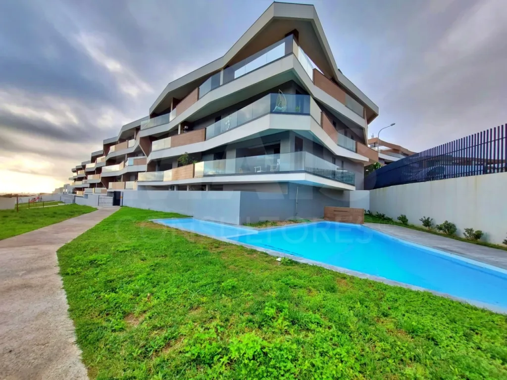 T2 Moderno na Serra de Carnaxide com 2 Estacionamentos Privados