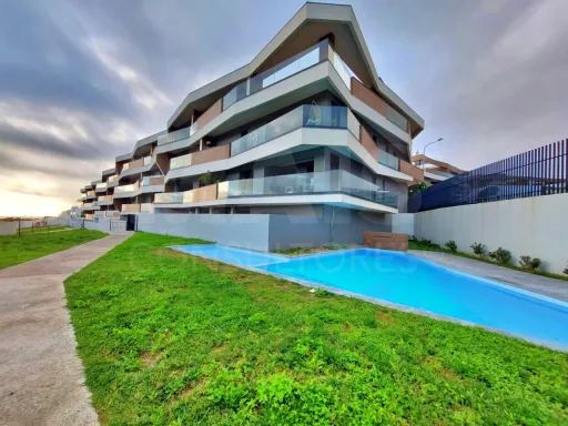 T2 Moderno na Serra de Carnaxide com 2 Estacionamentos Privados