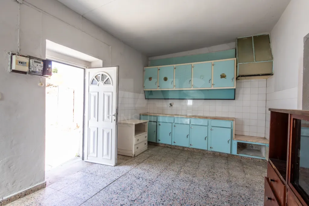 Moradia com rooftop e enorme potencial entre Caldas da Rainha e Santa Catarina