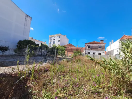 Terreno para construção de prédio junto à Fonte Luminosa