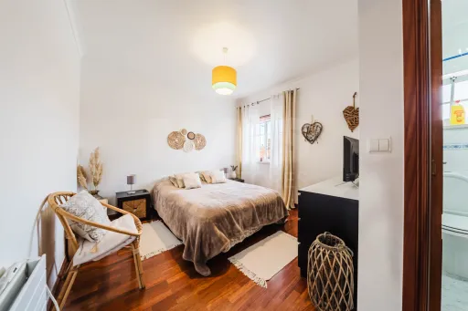 Apartamento T3 com Aquecimento Central, Garagem, Varandas e Arrecadações – Ferrel / Baleal