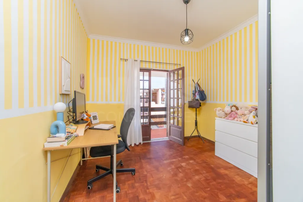 4-Bedroom House in Downtown Samora Correia