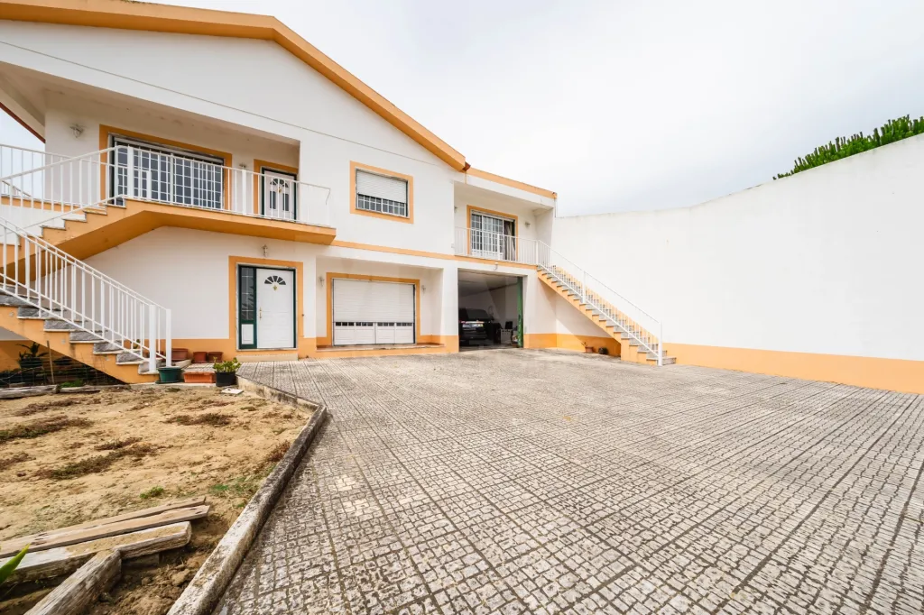 Moradia T5 com 2 Anexos em Terreno com mais de 1.400 m²
