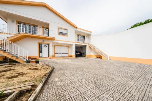 Moradia T5 com 2 Anexos em Terreno com mais de 1.400 m²