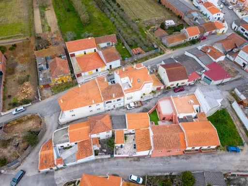 Andar de Moradia T2 Totalmente Remodelado a menos de 10 Minutos das Praias de Peniche