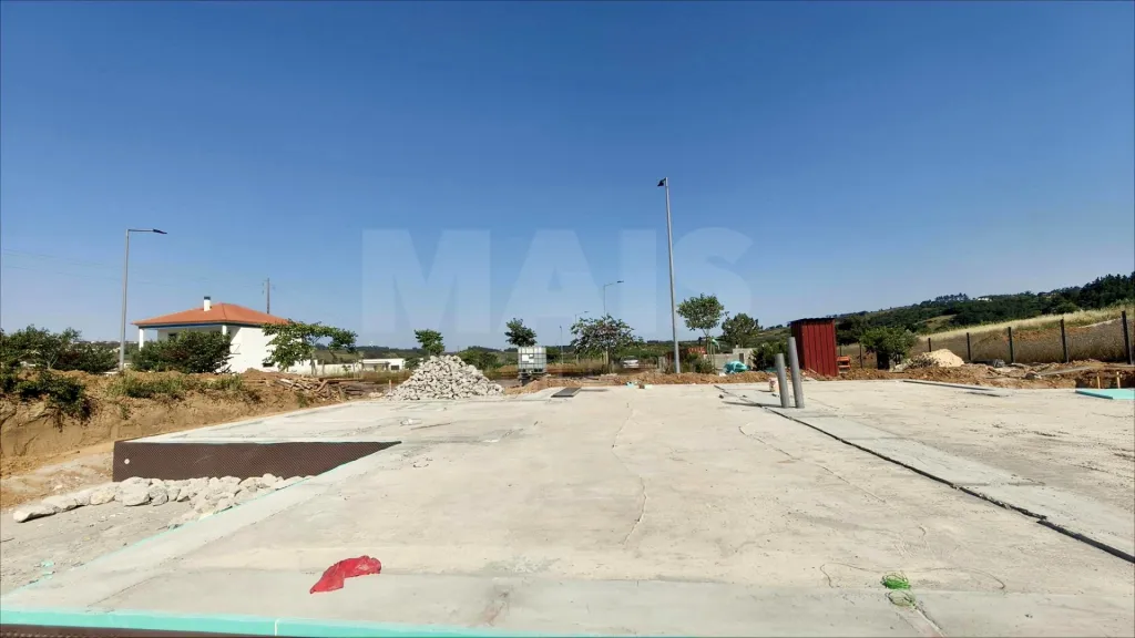 Moradia T3 Geminada c/ 1 Suite, Jardim, Parqueamento e Piscina! (LT2)