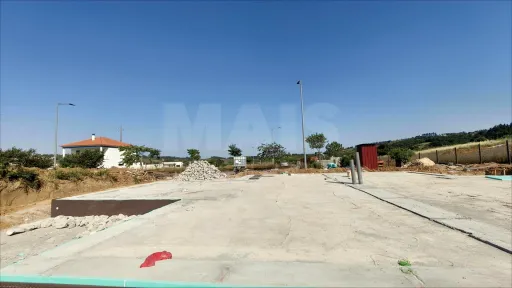 Moradia T3 Geminada c/ 1 Suite, Jardim, Parqueamento e Piscina! (LT2)