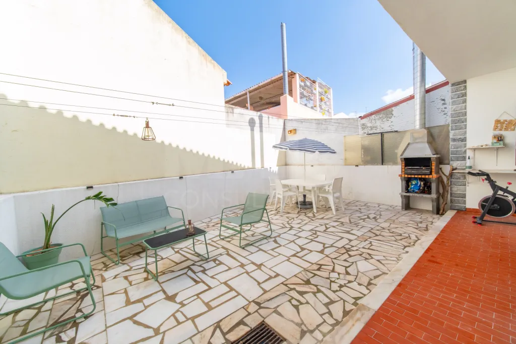 4-Bedroom House in Downtown Samora Correia