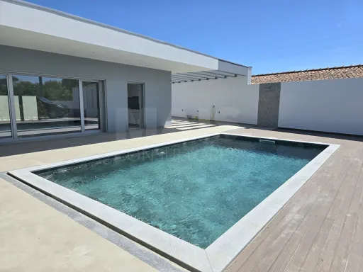 Moradia T4 térrea de luxo com piscina no Nadadouro