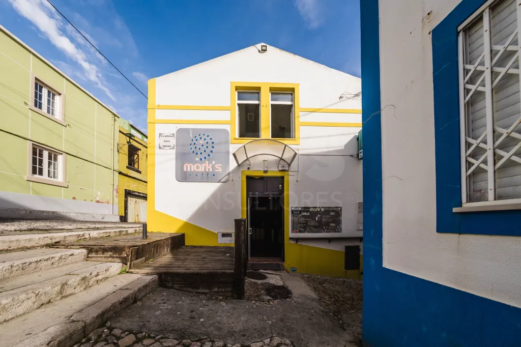 Imóvel Comercial no Centro de Peniche com Possibilidade de Conversão em Habitação