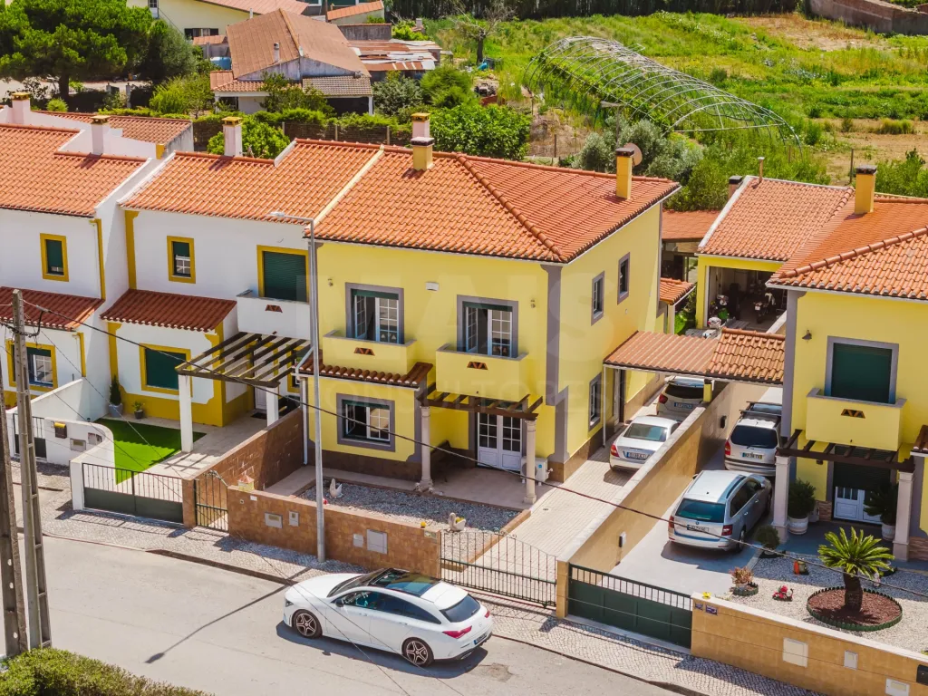 Moradia T4 com Jardim, Garagem e Churrasqueira no Centro de Olho Marinho – Óbidos