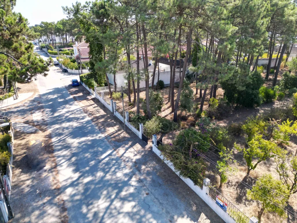 Lote Urbano para moradia(s) ou várias fracções na Aroeira Central