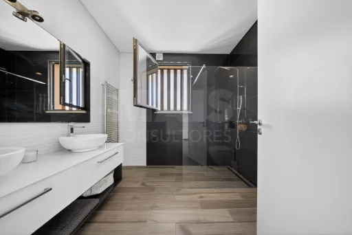 Moradia T4 com Piscina e Rooftop a minutos da Praia | Salir do Porto