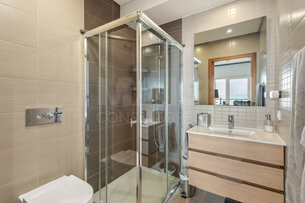 Moradia T4 com Vista Mar, Jacuzzi Panorâmico e Energia Solar | Lourinhã