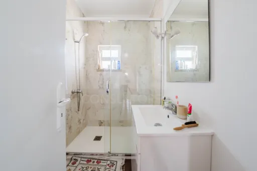 Imóvel com Vista Mar e Elevado Potencial Turístico a Minutos das Praias de Peniche