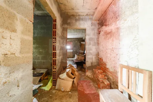 Moradia p/a restaurar c/ 225m2 de área em terreno c/ 6.473m2