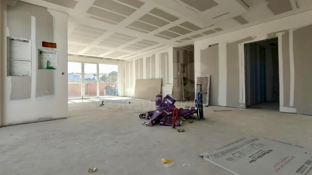 Moradia Térrea T4 com Suite Master, Piscina de Água Salgada, Garagem e Acabamentos Premium !