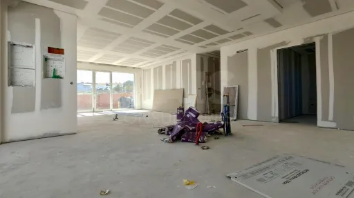 Moradia Térrea T4 com Suite Master, Piscina de Água Salgada, Garagem e Acabamentos Premium !