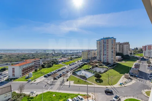 Apartamento T3 com box e vista rio em Vila Franca de Xira