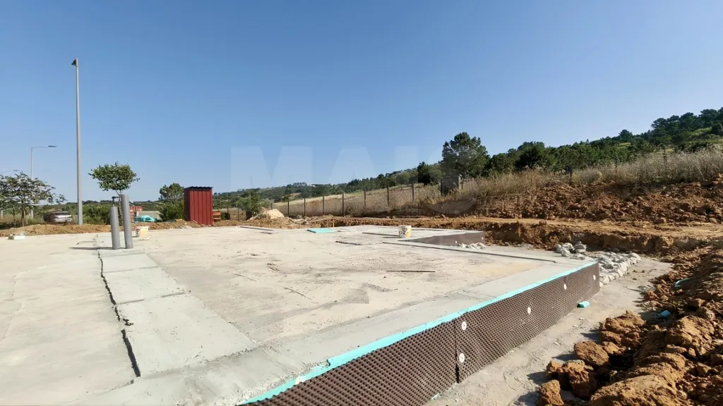 Moradia T3 Geminada c/ 1 Suite, Jardim, Parqueamento e Piscina! (LT2)
