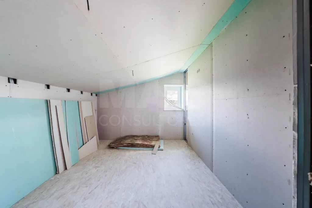 Moradia para remodelar em terreno com 1.809m2