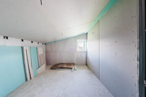 Moradia para remodelar em terreno com 1.809m2