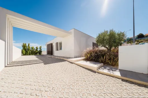 3 bedroom detached house with pool and garden !
