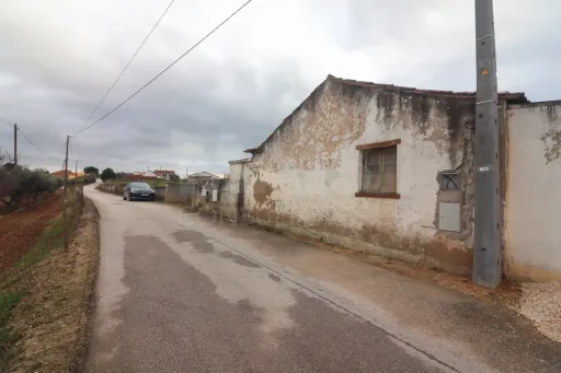 Moradia T2 para recuperar com Terreno em Pocariça, Alenquer