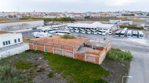 Terreno Urbano 800 m² com Infraestruturas — Zona Industrial de Peniche