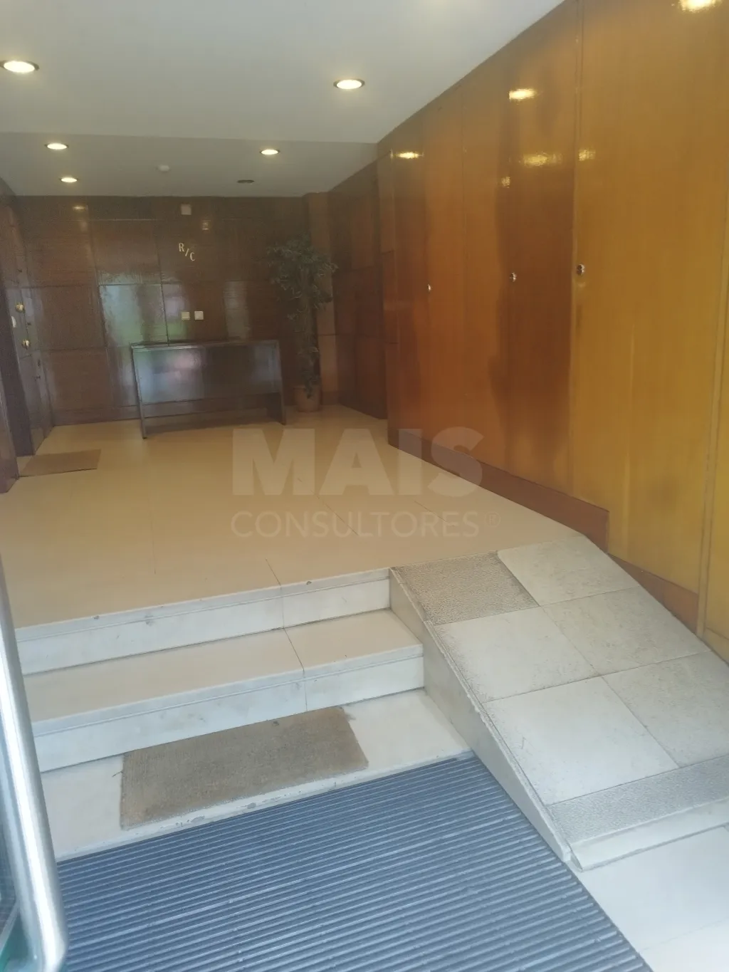 Apartamento T4 ao lado do metro das Olaias com dois lugares de parqueamento