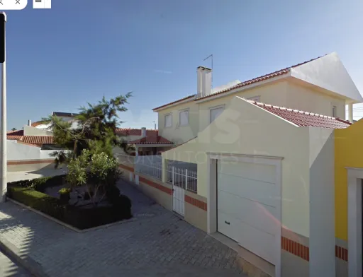 Moradia T3 com garagem em Atouguia da Baleia